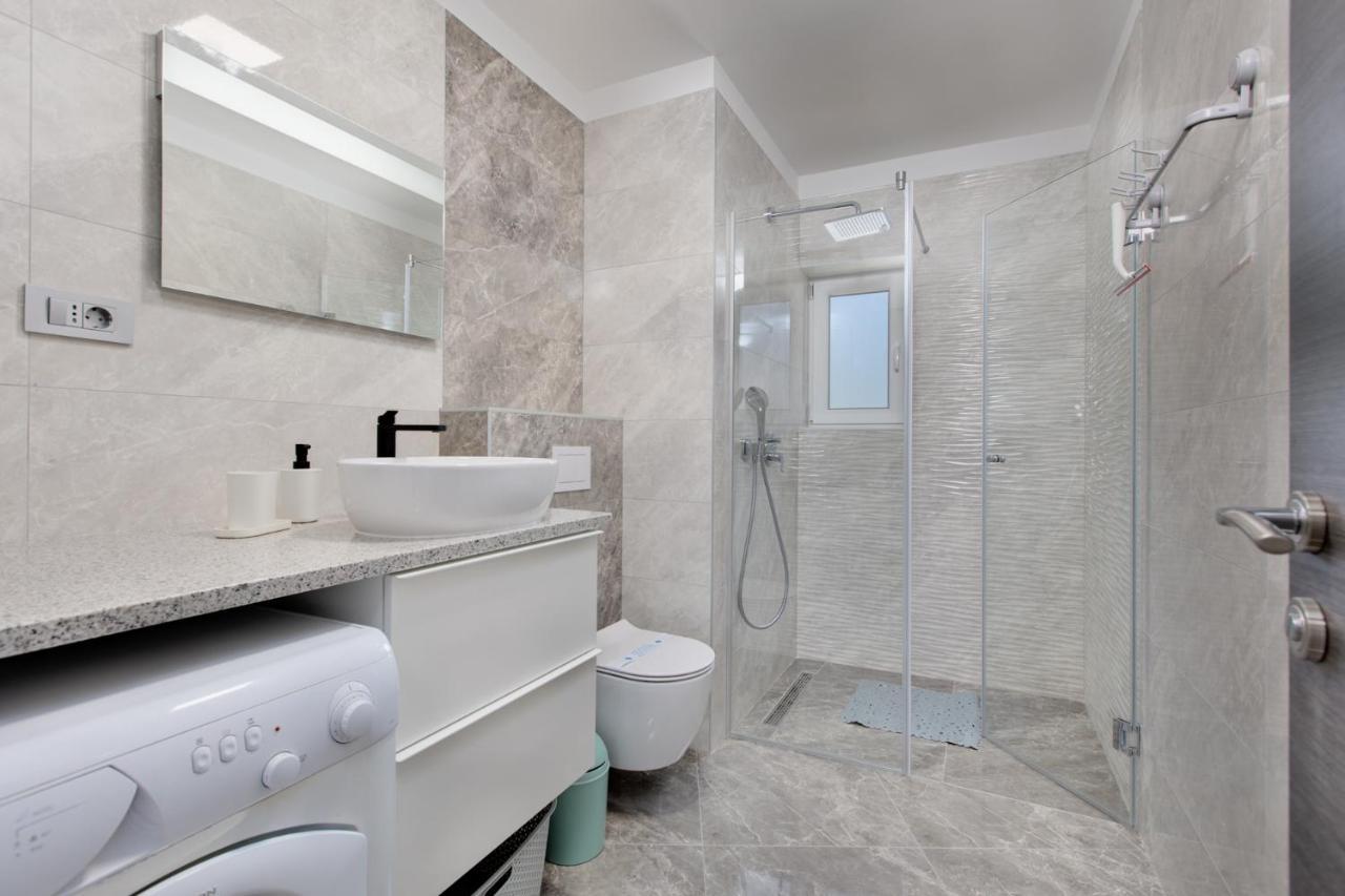 Appartement 3 Bedroom Ivana With Private Parking,