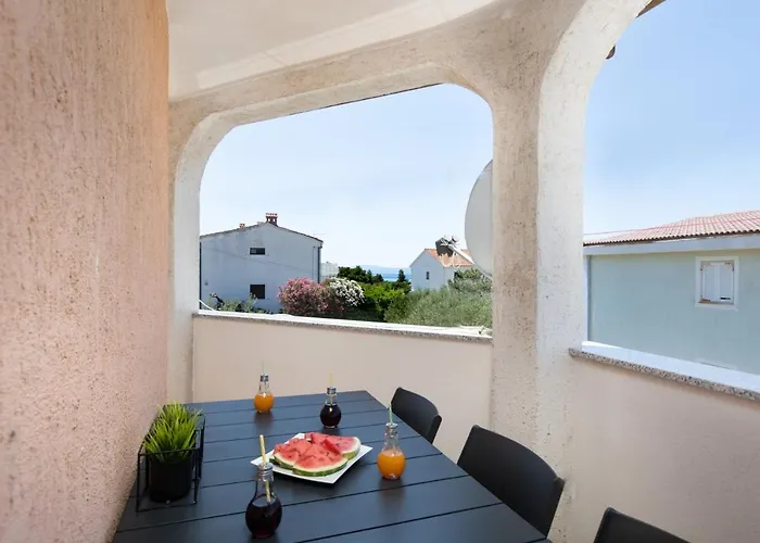 3 Bedroom Apartment Ivana With Private Parking, Punat