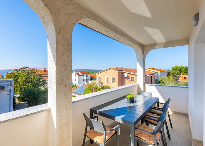 3 Bedroom Apartment Ivana With Private Parking, Punat