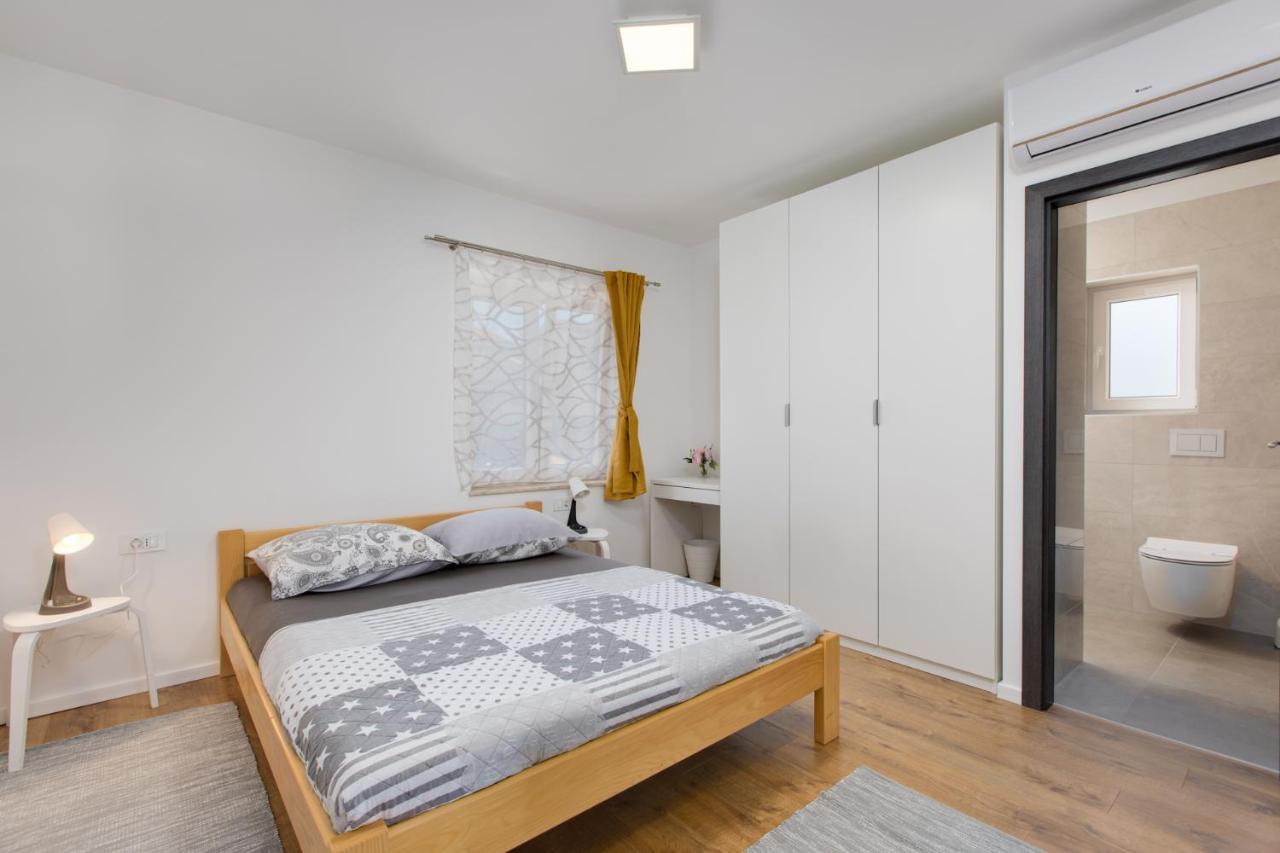 3 Bedroom Ivana With Private Parking, Apartament