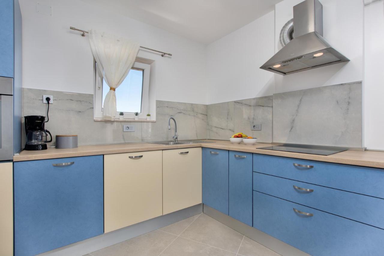 Apartament 3 Bedroom Ivana With Private Parking, Punat