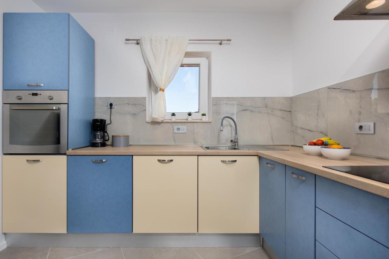Apartament 3 Bedroom Ivana With Private Parking, Punat