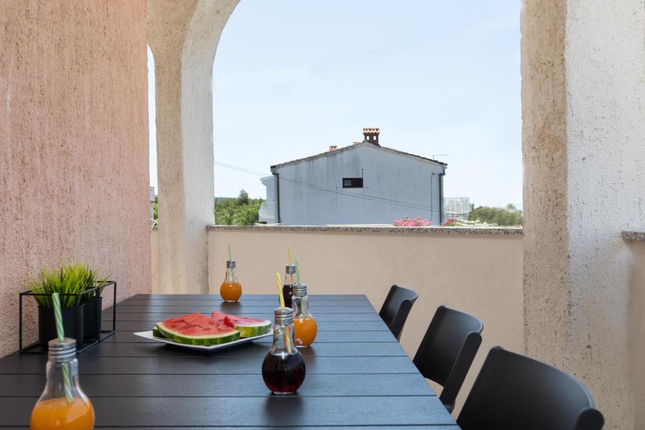 3 Bedroom Ivana With Private Parking,