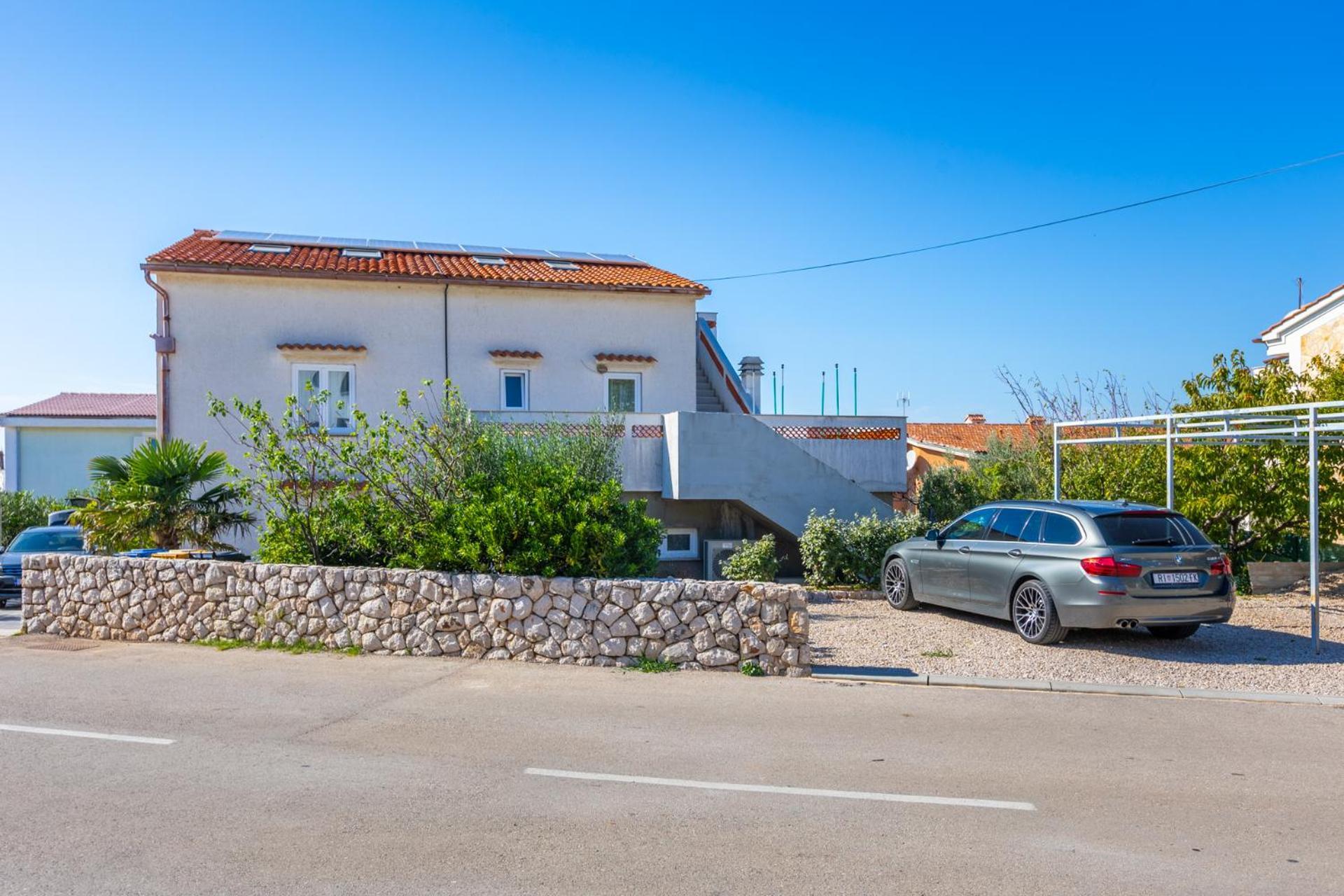 3 Bedroom Ivana With Private Parking, Apartament