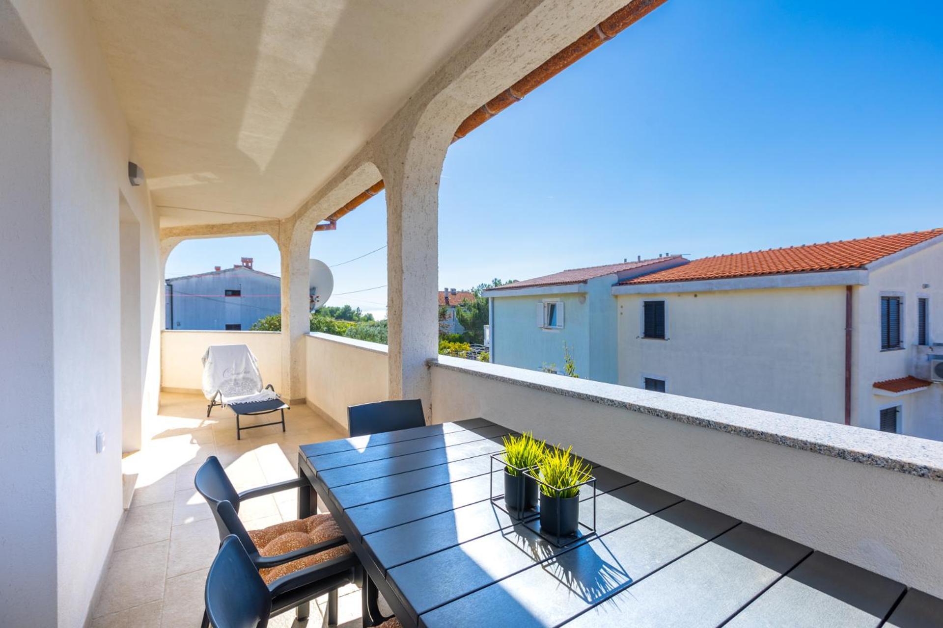 3 Bedroom Ivana With Private Parking,