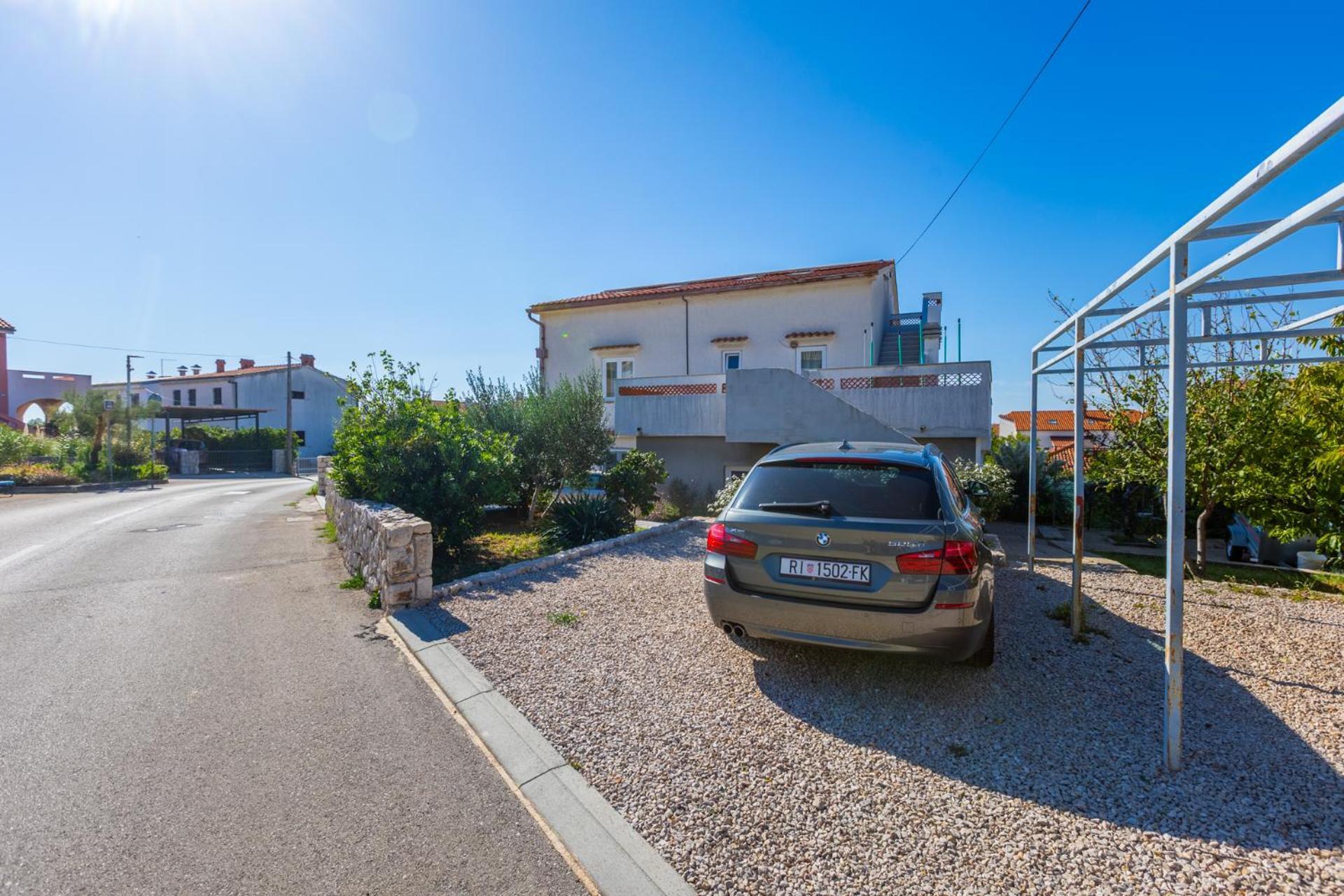 3 Bedroom Ivana With Private Parking, Punat